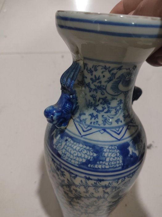 嚴選青花雙喜瓶，高25cm口徑9.5cm，白底青花纏枝蓮紋，獅耳造型生動