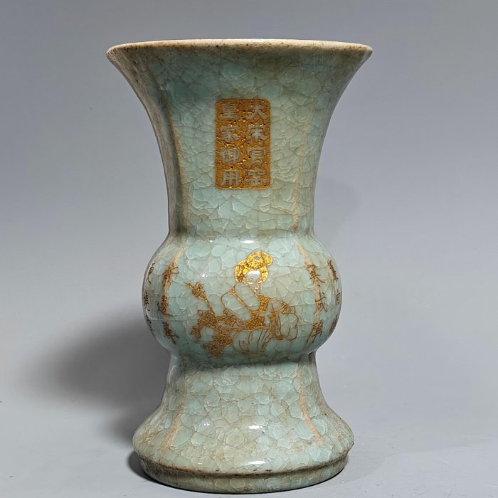 收藏品！宋官窯汝瓷冰裂紋冰花刻字描金賞瓶擺件：該器型規整、皮殼老辣