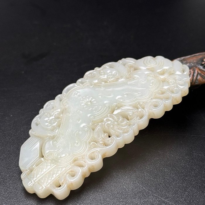 和田白玉透雕佩飾，整體呈古代樂器“玉磬”的弧形輪廓，工藝精湛質地溫潤