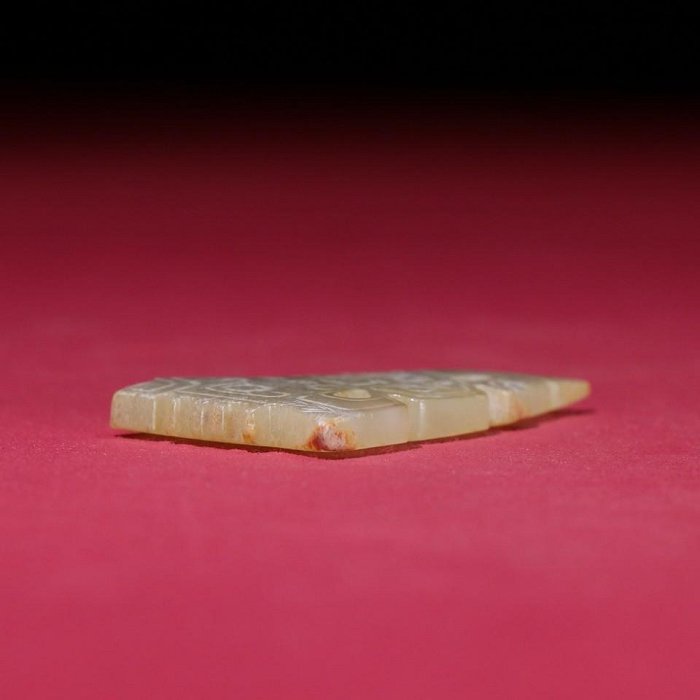 臻品旧藏，和田白玉凤鸟佩包浆厚重沁色入骨，工艺精湛，犀利民藏绝佳珍