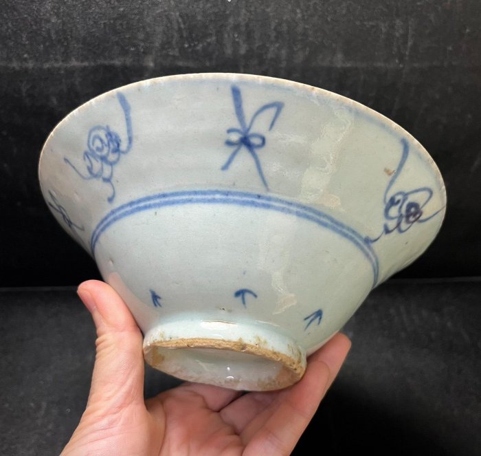 清代青花折腰碗康熙斗笠碗1個，品相如圖有沖線驚釉，不缺肉，直徑17高7