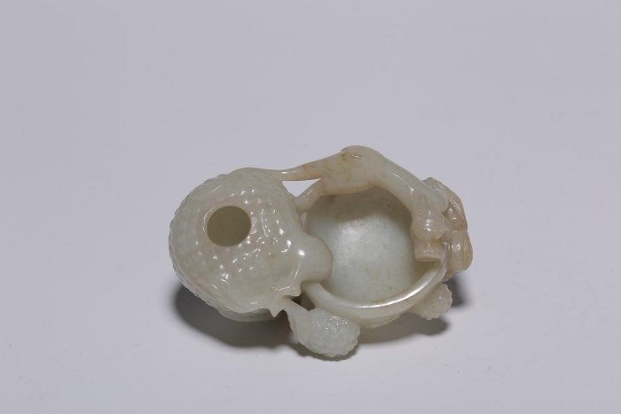 清代，和田白玉螭龍荔枝紋水盂長.6.8CM寬5CM高3CM 取和田白玉為材，玉