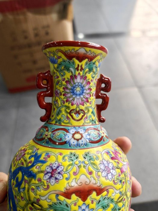 嚴選乾隆時期粉彩雙耳瓶，古典花卉龍紋裝飾，紅釉美觀獨特，適合收藏家