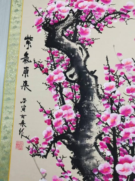 嚴選紫氣東來梅花純手繪卷軸，色彩鮮艷層次分明，精致裝裱限量版藝術品