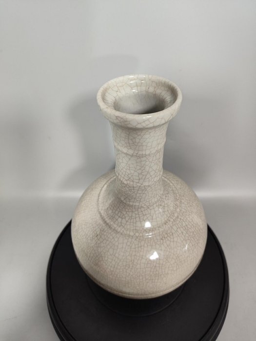 清代乾隆年仿哥窯弦紋瓶，全品無瑕，高30公分，直徑13公分，釉面細膩勻