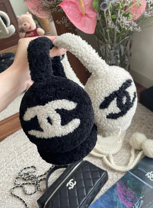 CHANEL 經典黑/白 CC 耳罩 毛茸茸的好可爱 💕現貨