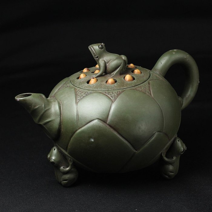 桑園の】藏讓~原礦綠泥純手工大師蔣蓉款三足蓮子蛙鈕壺青蛙蓮子壺紫砂