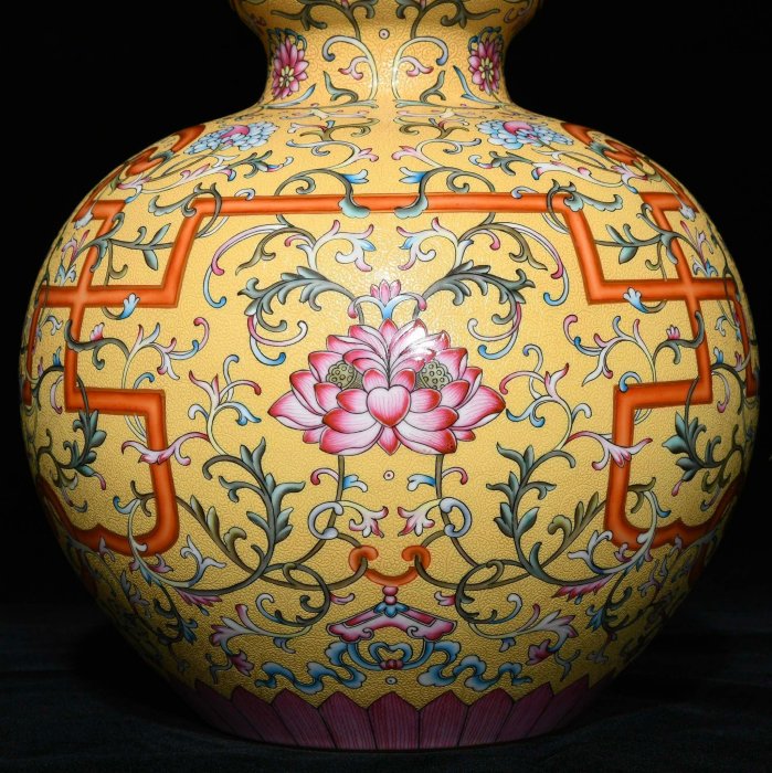 清乾隆黃地洋彩錦上添花萬壽連延圖長頸葫蘆瓶，高40.5cm直徑25cm50798