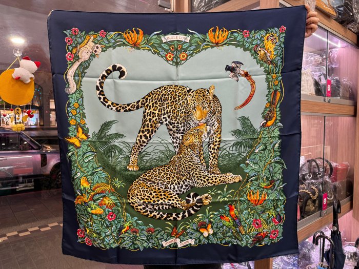 ☆最愛二手精品☆ HERMES 全新愛馬仕藍色叢林之愛豹愛心圖騰絲巾方巾裱