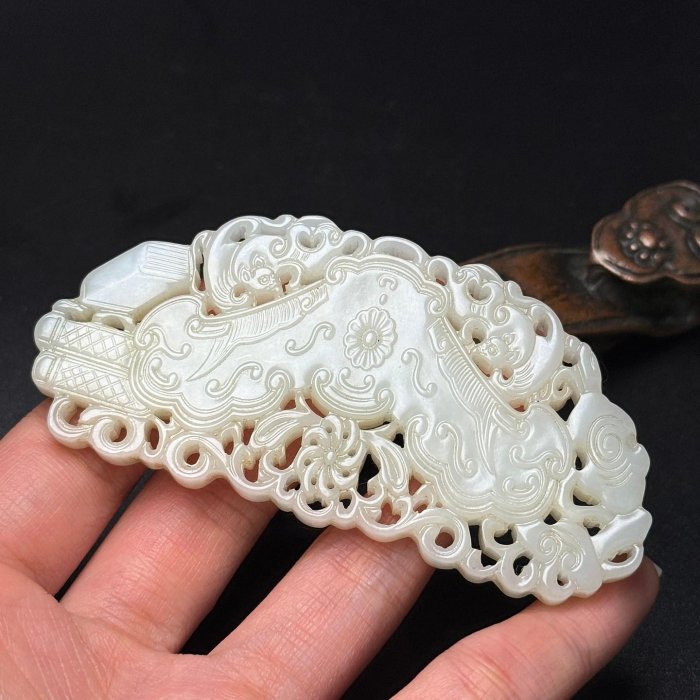和田白玉透雕佩飾，整體呈古代樂器“玉磬”的弧形輪廓，工藝精湛質地溫潤
