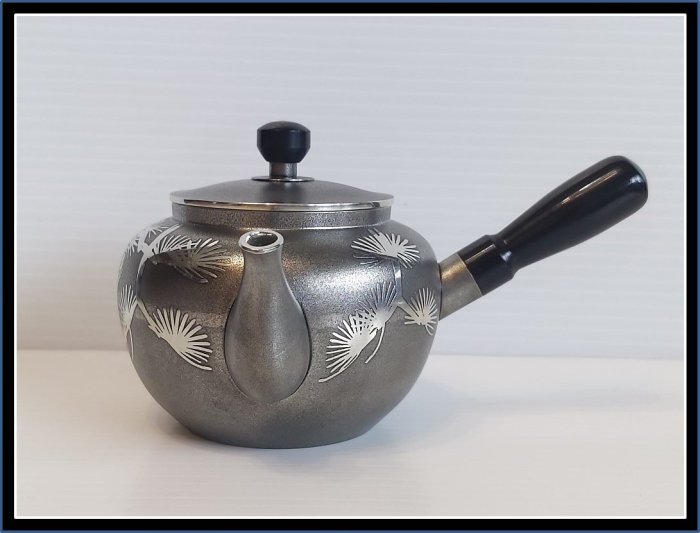 勇福堂》】日本茶道具－大阪錫器本錫款【老松圖騰紋純錫側把茶壺、急須