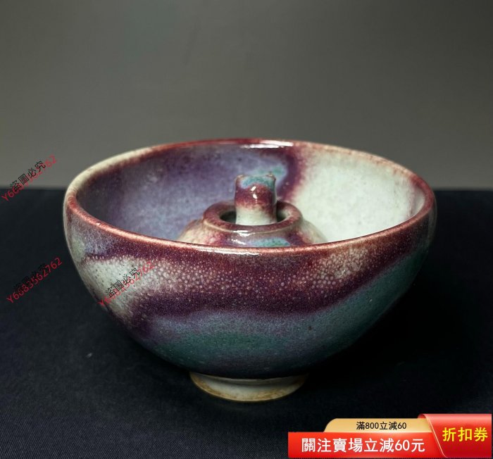 宋代鈞窯公道杯器型規整，釉色紫紅斑，窯變自然，釉面溫潤，杯身有小人