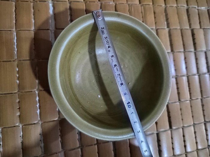嚴選龍泉窯八卦三足筆洗，青釉溫潤如玉，胎質細膩潤澤，口徑13公分，高