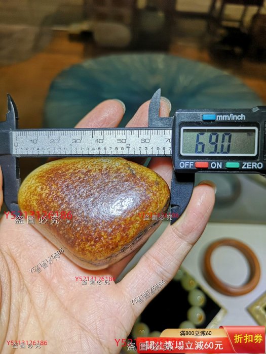 和田玉籽料虎皮紋，皮子老熟，原皮原色無修型，籽形完好，適合把玩或