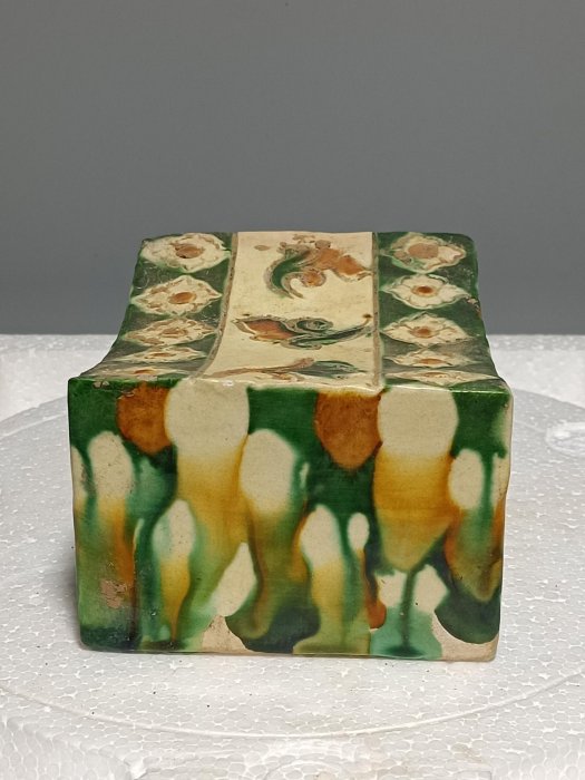 唐三彩脈枕　陶器 唐三彩脈枕，釉色豐富，帶有花卉圖案，尺寸：長12.8cm，寬10cm，高7cm