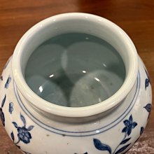 中国 大明成化年製  青花飛蝶文小壺 中国 大明成化年製 青花飛蝶文小壺 大明成化年