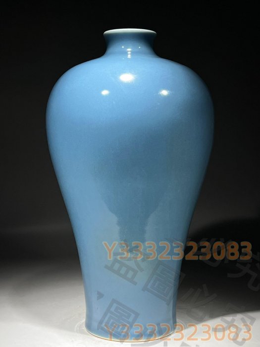 清代雍正天藍釉梅瓶來自景德鎮窯瓶身通體施天藍色釉釉面光潤細膩色澤