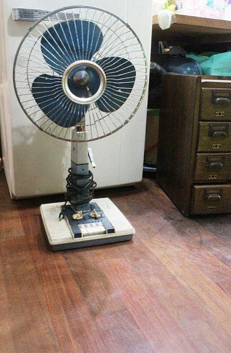 早期     日立牌 日立    可調高度     老電風扇 老電扇 早期電風扇 早期電扇 老立扇        功能正常      老件有使用痕跡與銹斑