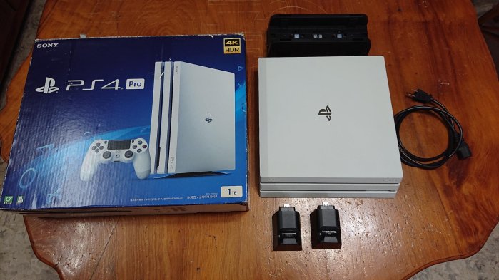 PS4 PRO 盒裝主機 7117B 功能正常 已更換 MX500 SSD 1T 附電源線；散熱風扇；手把座充x2