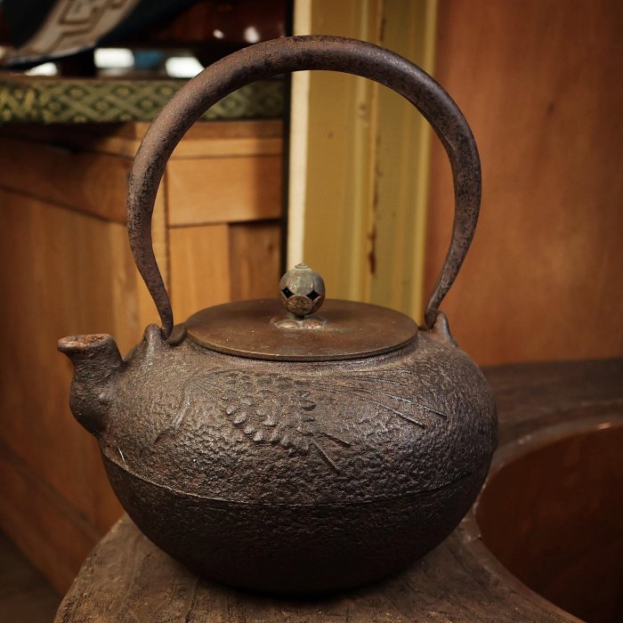 桑園の】日本鐵壺名家龍文堂造1.4kg 松果紋銅蓋正老京都鐵壺鑄鐵