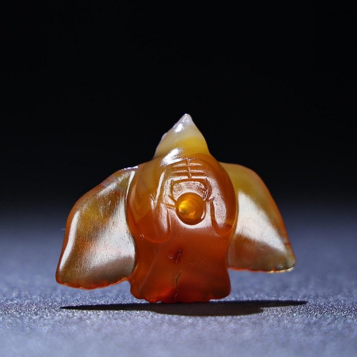 臻品旧藏，天然玛瑙鸟挂饰包浆厚重， 沁色入骨工艺精湛，犀利民藏绝佳