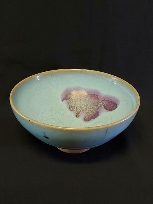 鈞窯天藍釉墩式碗北宋高9cm，口徑19cm，足徑5.1cm 碗呈墩式。敞口，直