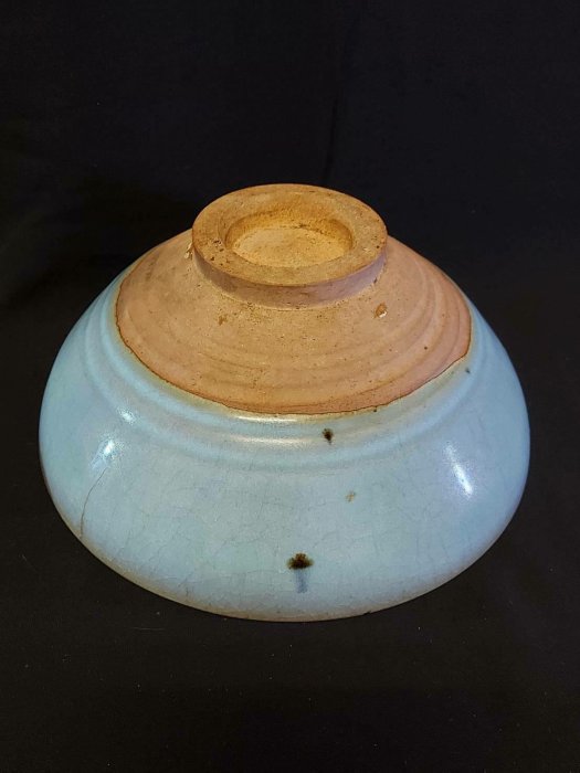 鈞窯天藍釉墩式碗北宋高9cm，口徑19cm，足徑5.1cm 碗呈墩式。敞口，直