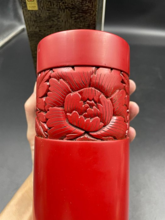 嚴選日本村上木雕堆朱花瓶，天然木胎漆器伴純銅芯，瓶身精工雕琢牡丹圖