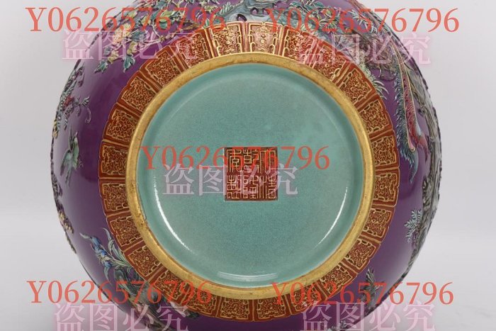 清乾隆，琺瑯彩胭脂紅雕刻花鳥花瓶，高29.7公分，口徑11.6公分，肚徑1