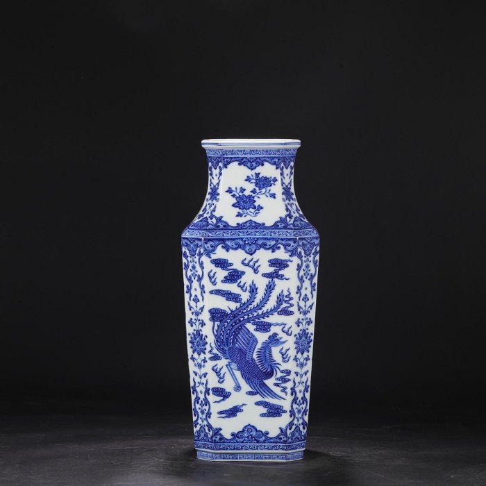 舊藏清代乾隆青花龍鳳紋四方大尊瓶尺寸：高46公分口徑14.5公分肚