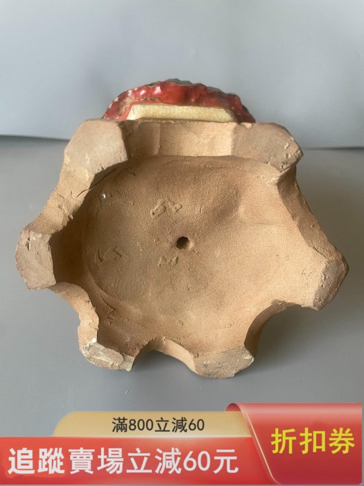 宋代磁州窯紅綠彩佛像，頭部斷裂身上幾處脫釉，高約29公分，三彩釉色