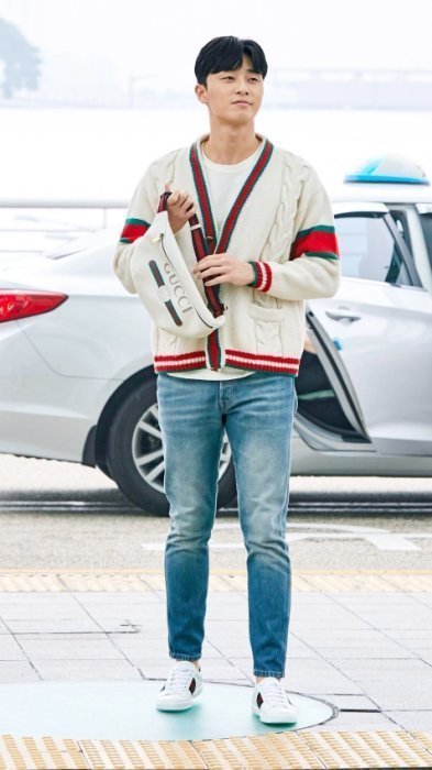 朴旭俊配戴的Gucci 493869 Print belt Bag 腰包 白