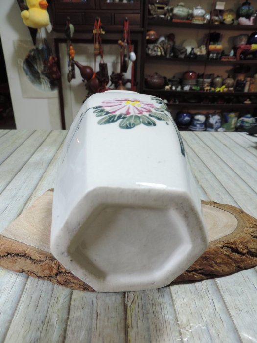 早期收藏~台灣早期瓷器鶯歌.中華.北投窯手繪陶瓷菊花圖六角花瓶白瓷花