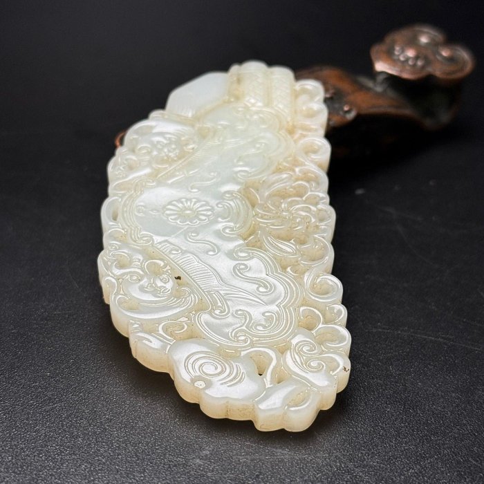 和田白玉透雕佩飾，整體呈古代樂器“玉磬”的弧形輪廓，工藝精湛質地溫潤