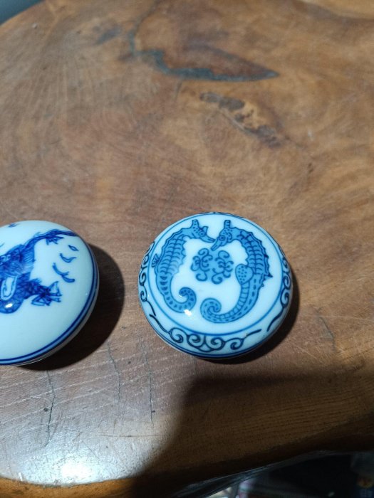 清乾隆時代 染付 青花祥瑞花卉文四方印泥盒 蓋盒 釘刻文字 香盒(E-65) 嚴選日本回流老青花香盒印泥盒，海馬紋精美龍紋無瑕，直徑5cm推薦收藏
