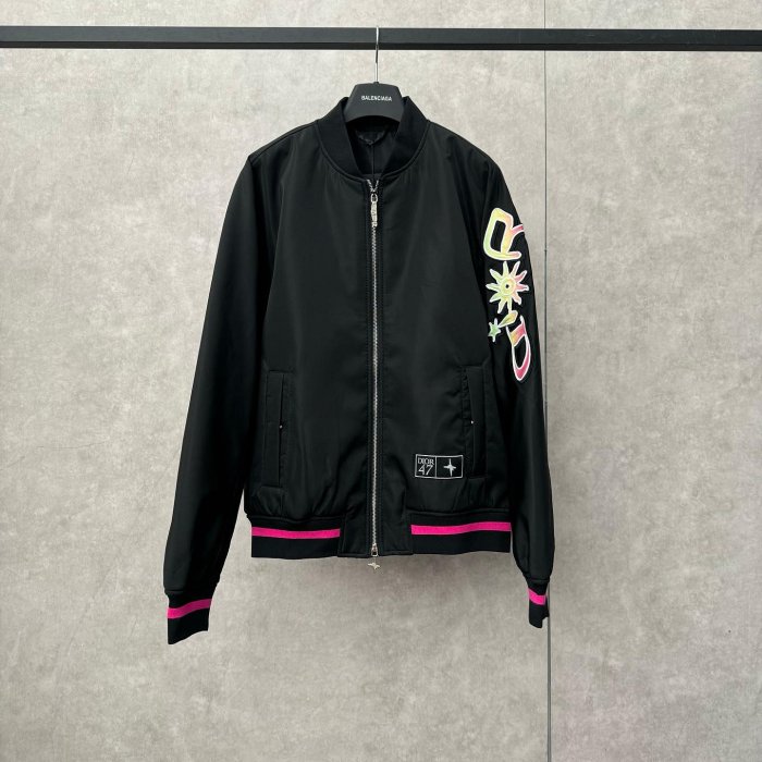 Dior 迪奧 47號霓虹粉邊黑色飛行夾克外套SIZE SMLXL 這款短是二零二五秋季系列新品，來自  ANDLEWIS HLTON 限定NO106511