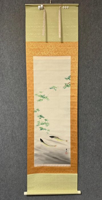 嚴選日本回流魚圖字畫，手工裝裱於娟本綾絹之上，尺寸精巧適合