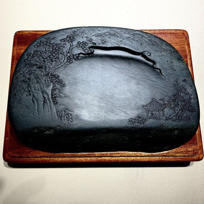 嚴選歙硯山水紋金皮精品，手工雕琢天然美石，細膩工藝展現自然風采，配