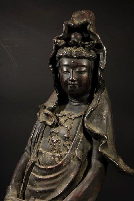观音像，古銅製，時代物，高63cm，重8000克。 观音像，古銅製，時代物，高63cm，重8000克。