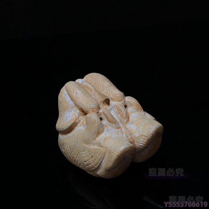 漢代圓雕鴛鴦掛佩和田玉因長期埋藏受沁表面形成“雞骨白” 呈現古樸的