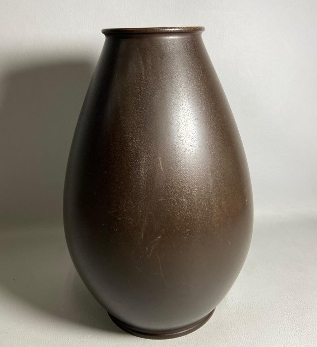 古玩輕鬆拍】日本高岡銅器名金工匠高野紫山作銅製象嵌銀鶴草金花花鳥彫