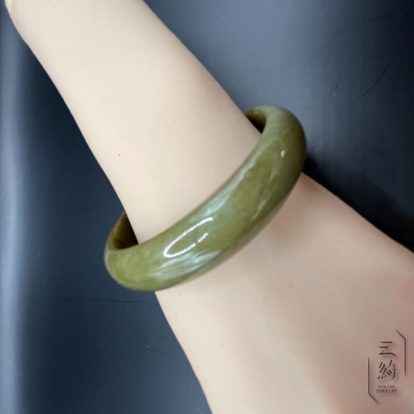 云綺珠寶】天然緬甸A貨翡翠。黃加綠雙彩抹茶色手鐲/ 57.8 /18.3圍(附台