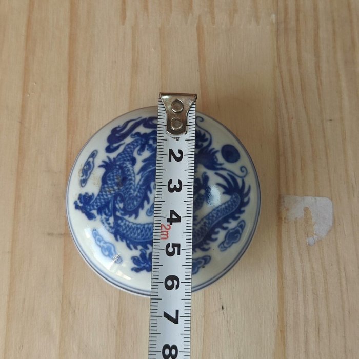 嚴選乾隆年製青花龍紋印泥盒，朱砂印泥珍藏品，尺寸清晰見圖。喜愛者速