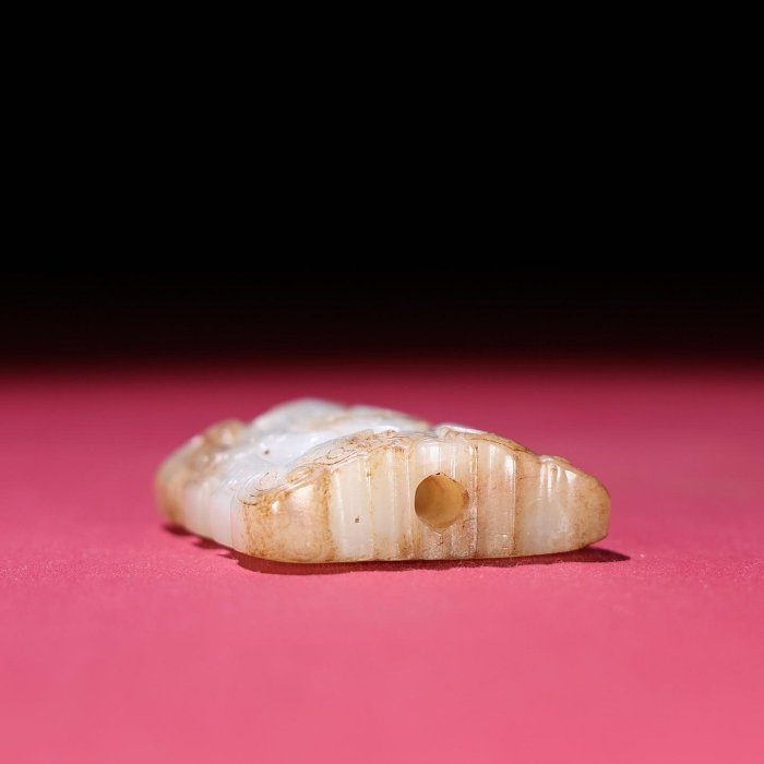 貴重品 本物和田白玉 土沁 明代 透彫り☆福禄双全☆虎鹿紋☆玉佩 根付 縁起物 臻品旧藏，和田白玉双虎纹佩包浆厚重，沁色入骨，工艺精湛，犀利民藏绝