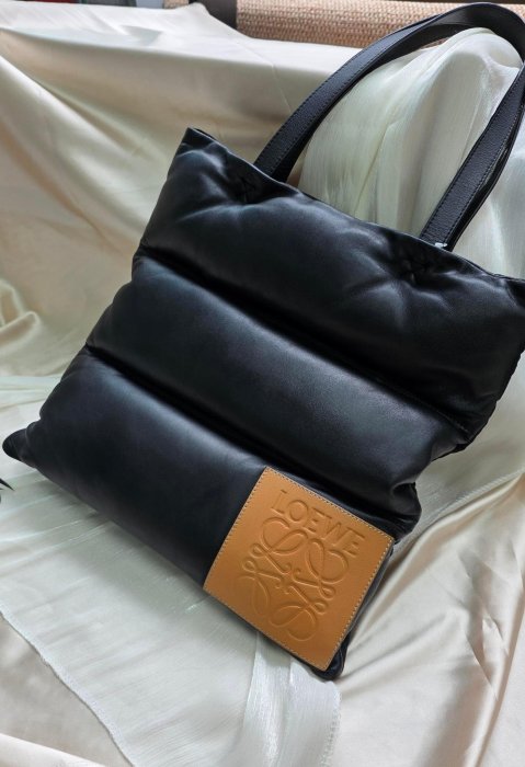 loewe Vertical Puffy雙面泡芙拖特包