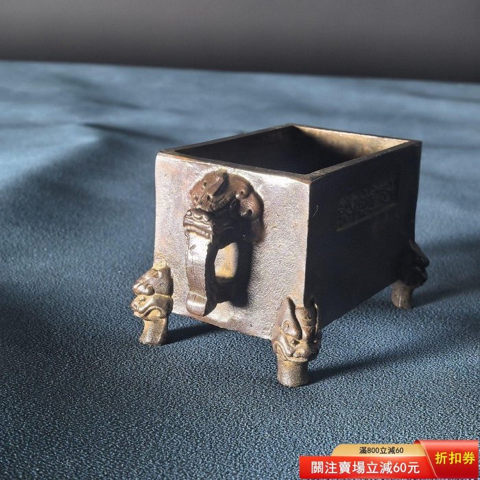 仿大明宣德年制銅香爐，尺寸長9cm寬5cm高4cm，重240g。方形爐身，四角