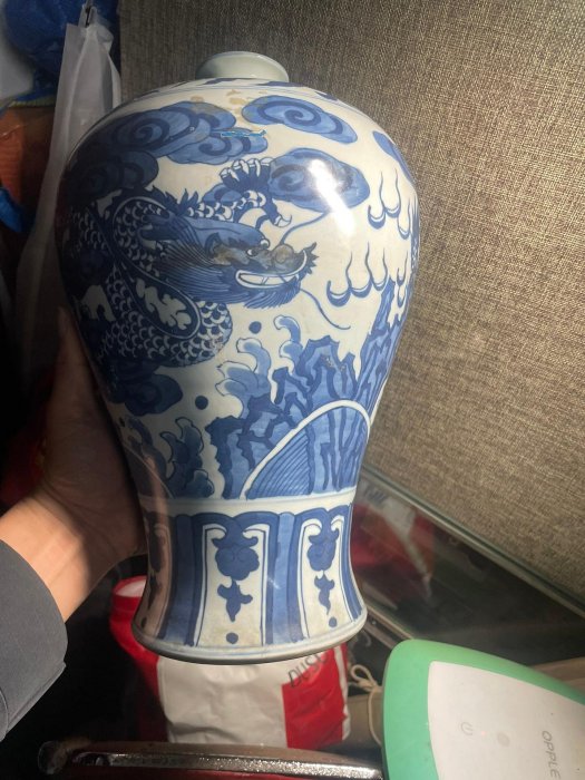 嚴選大明嘉靖年制青花龍紋梅瓶，瓷質精細釉色瑩潤。瓶身纏枝花卉與生動