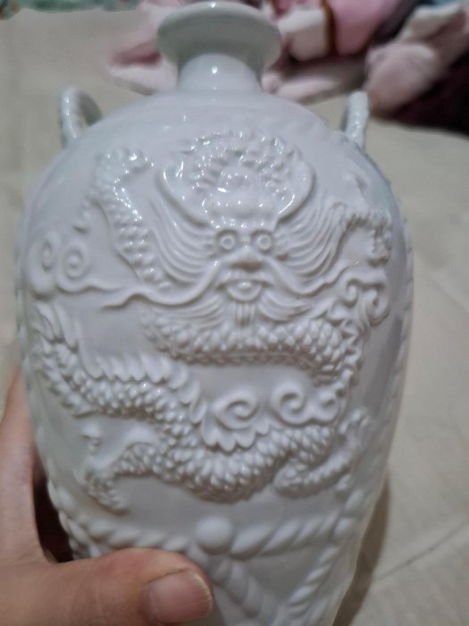 降售2014龍紋白色陶瓷金門高粱酒空酒瓶1公升高20cm （無蓋子） | Yahoo拍賣