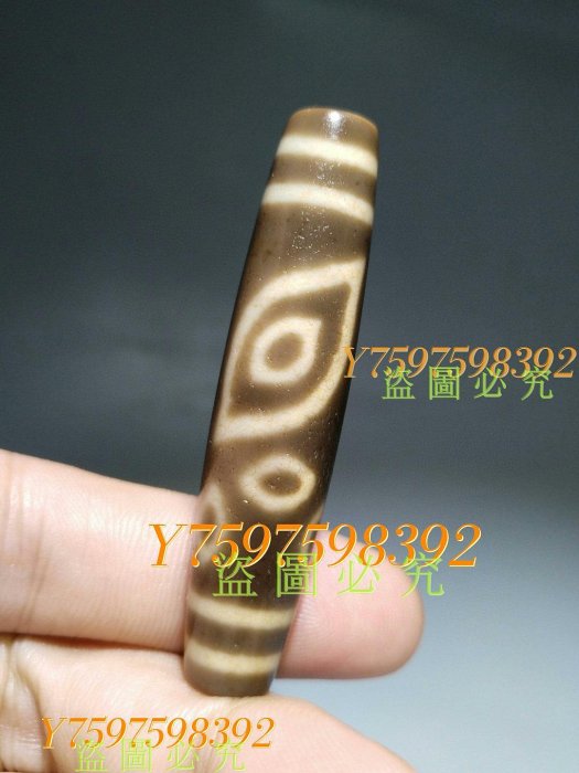 龍九眼天珠，很是特殊稀少，強光不透，開片到肉高糯質地，老肉天珠，完