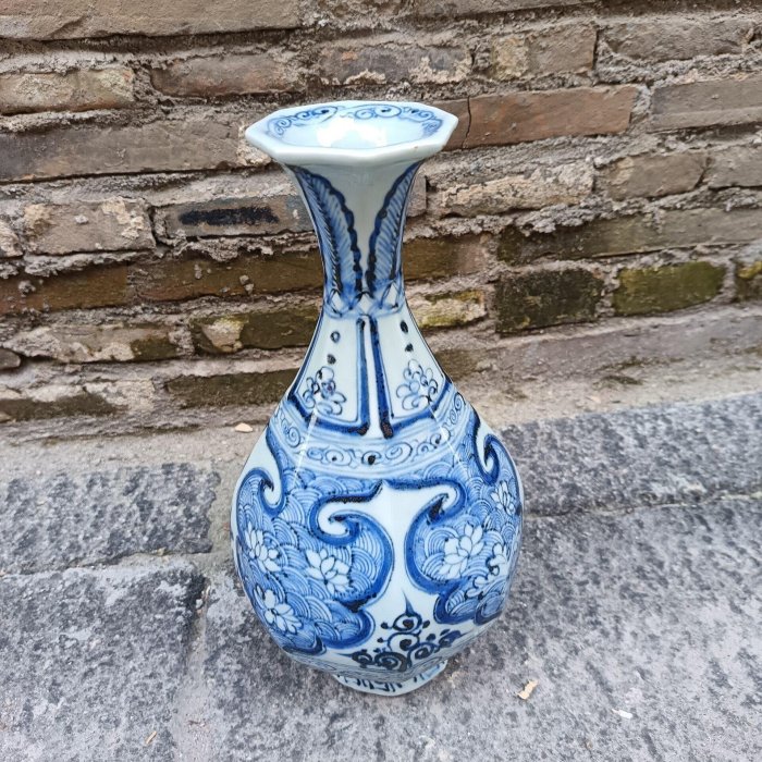 嚴選80年代景德鎮窯口青花八菱瓶，高達30公分，工藝精湛古韻十足備受藏